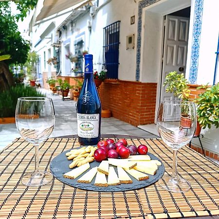 Tipico Y Pintoresco Patio De Vecinos, Con Encanto Севиля Екстериор снимка