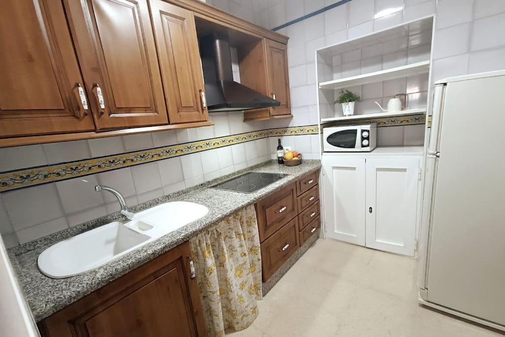 Tipico Y Pintoresco Patio De Vecinos, Con Encanto Севиля Екстериор снимка