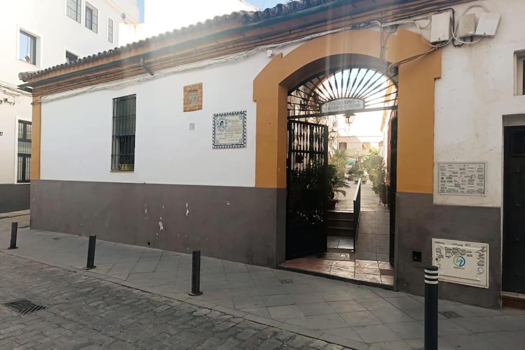 Tipico Y Pintoresco Patio De Vecinos, Con Encanto Севиля Екстериор снимка
