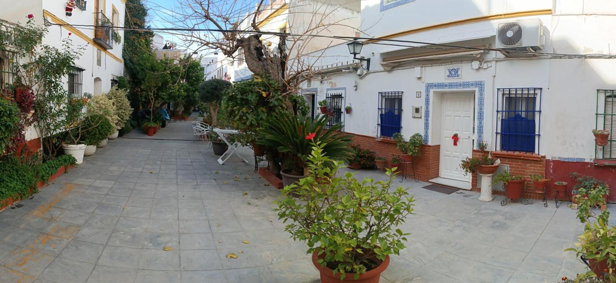 Tipico Y Pintoresco Patio De Vecinos, Con Encanto Севиля Екстериор снимка