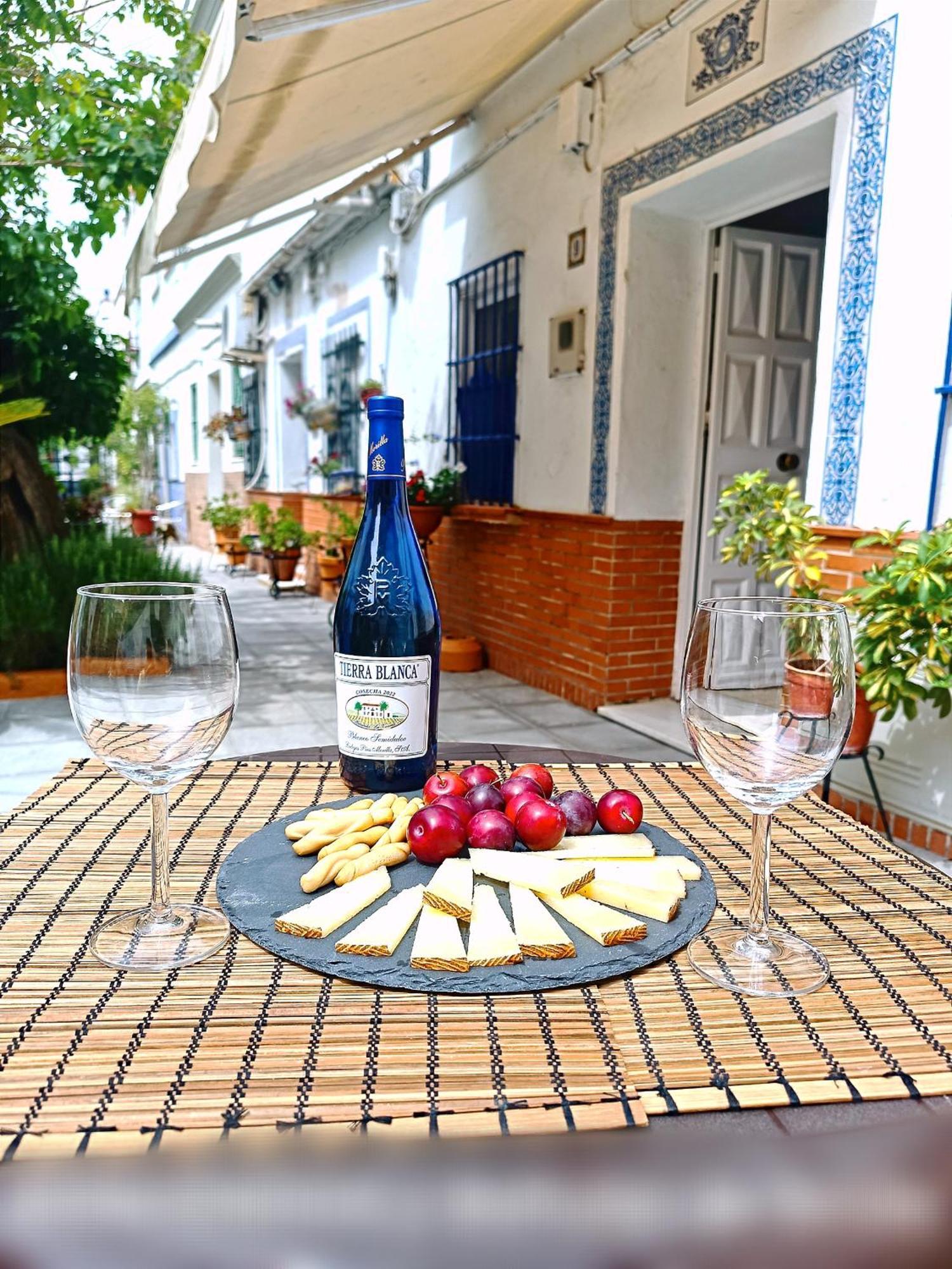 Tipico Y Pintoresco Patio De Vecinos, Con Encanto Севиля Екстериор снимка