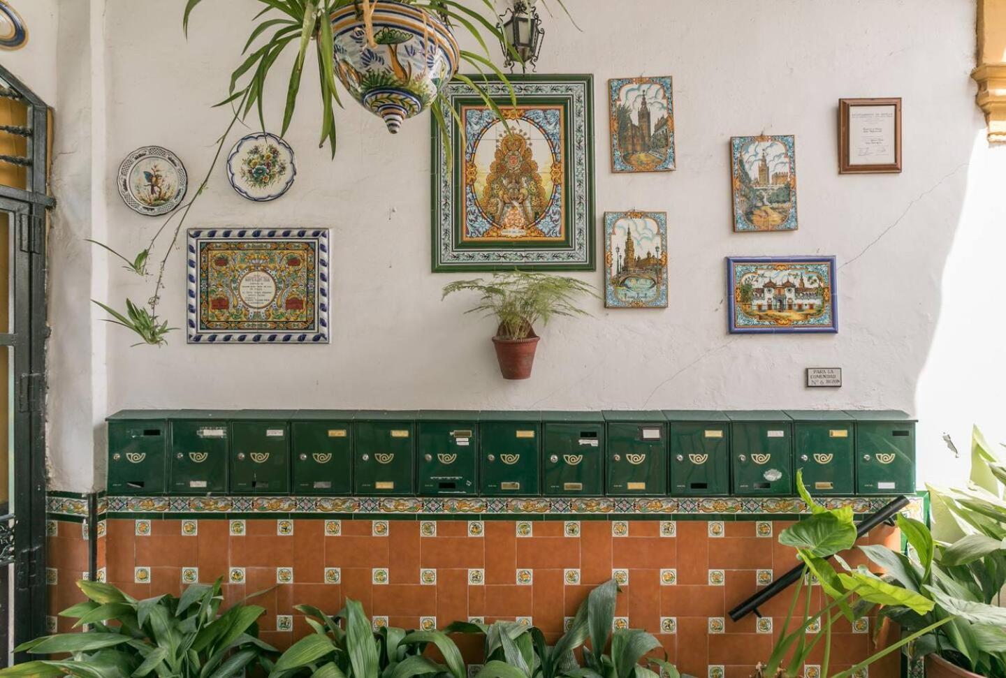 Tipico Y Pintoresco Patio De Vecinos, Con Encanto Севиля Екстериор снимка